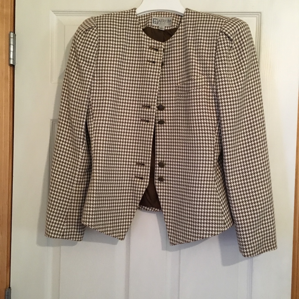 ATRIUM COLLECTION TAUPE & WHITE SUIT - SIZE 6/7